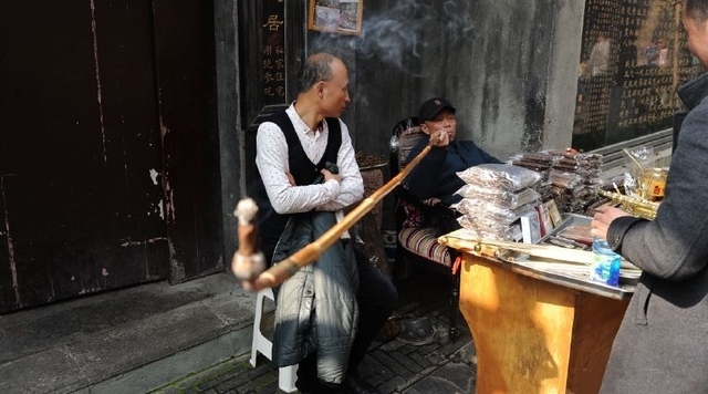 比姚明还高34厘米的长烟杆，成都一老人天天用它来吸烟！