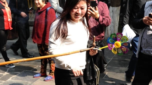 比姚明还高34厘米的长烟杆，成都一老人天天用它来吸烟！