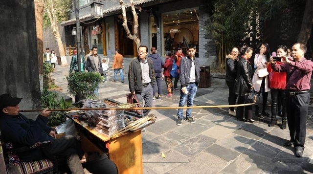 比姚明还高34厘米的长烟杆，成都一老人天天用它来吸烟！