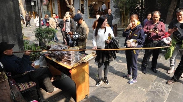 比姚明还高34厘米的长烟杆，成都一老人天天用它来吸烟！