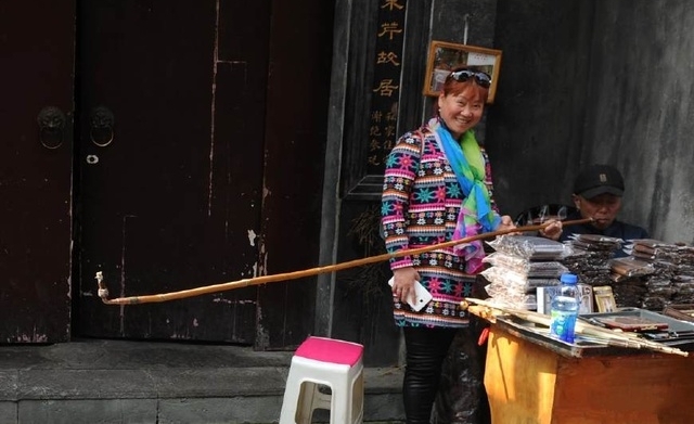 比姚明还高34厘米的长烟杆，成都一老人天天用它来吸烟！