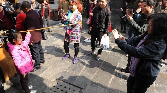 比姚明还高34厘米的长烟杆，成都一老人天天用它来吸烟！