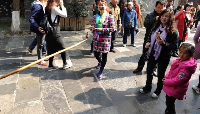 比姚明还高34厘米的长烟杆，成都一老人天天用它来吸烟！