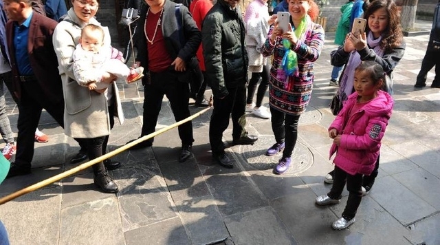 比姚明还高34厘米的长烟杆，成都一老人天天用它来吸烟！