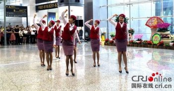 南航空乘在广州白云机场玩快闪庆五四青年节