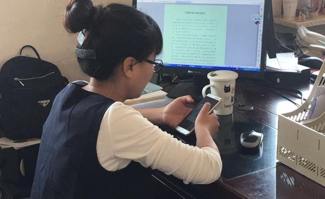 赤峰市红山区文钟村村民办事不出门 有“人”给跑腿