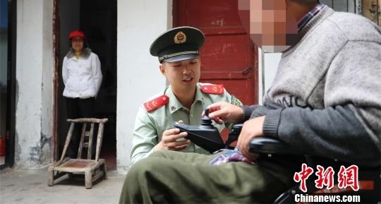 湖北襄阳“抱火哥”万元家庭梦想基金帮助他人