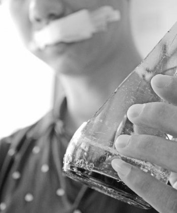 啤酒瓶倒地炸裂飞出碎片伤人 厂家同意为当事人提供赔偿