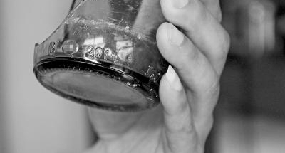 啤酒瓶倒地炸裂飞出碎片伤人 厂家同意为当事人提供赔偿