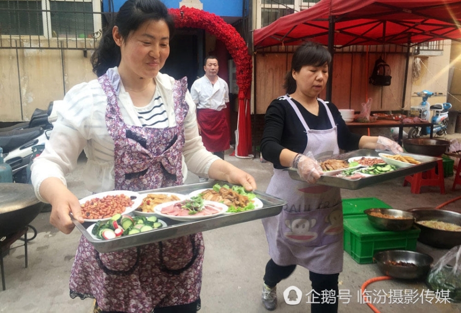 一个厨师三个端盘子 一下午做席挣了1500元