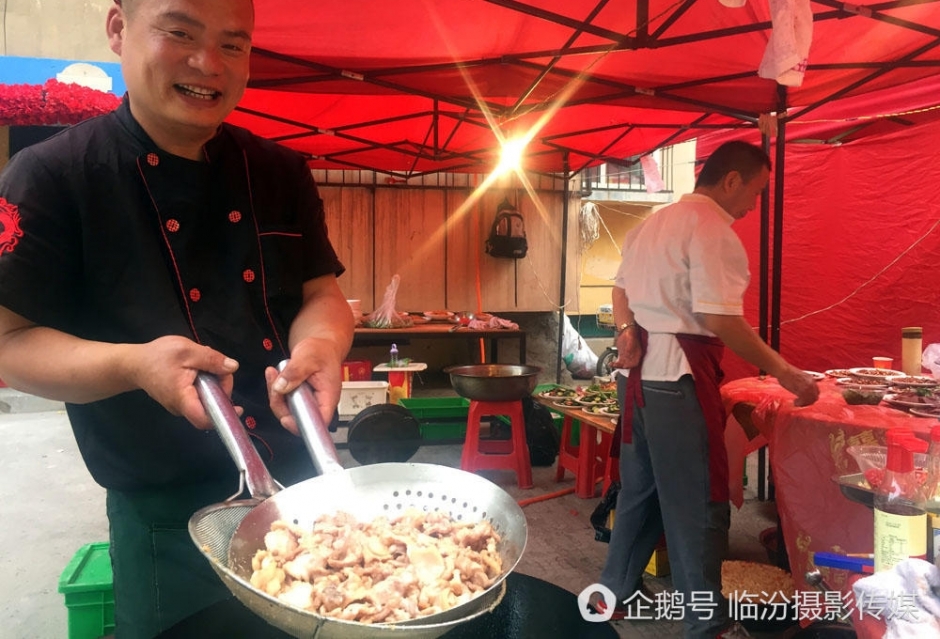 一个厨师三个端盘子 一下午做席挣了1500元