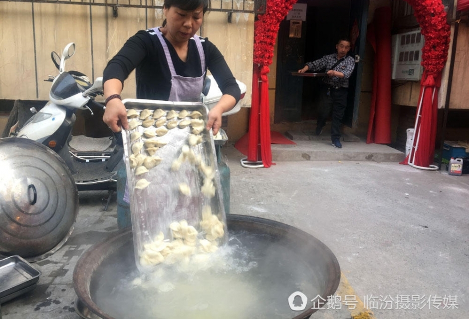 一个厨师三个端盘子 一下午做席挣了1500元