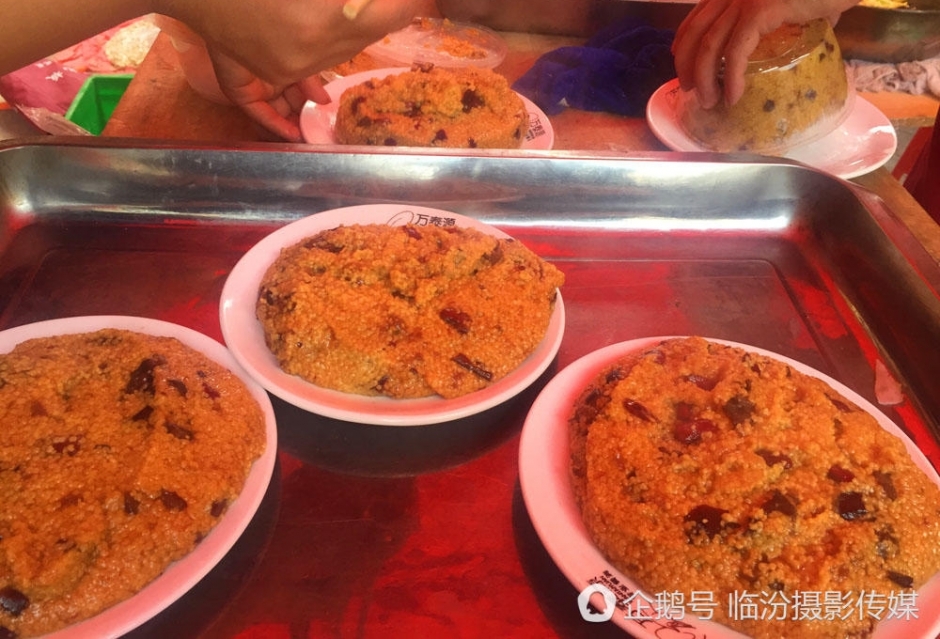 一个厨师三个端盘子 一下午做席挣了1500元