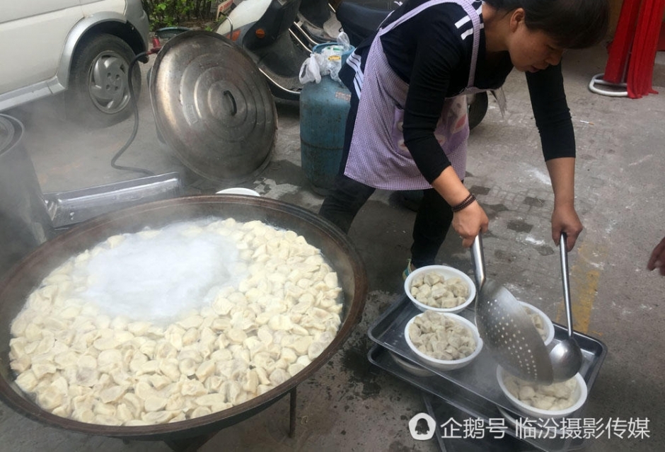 一个厨师三个端盘子 一下午做席挣了1500元