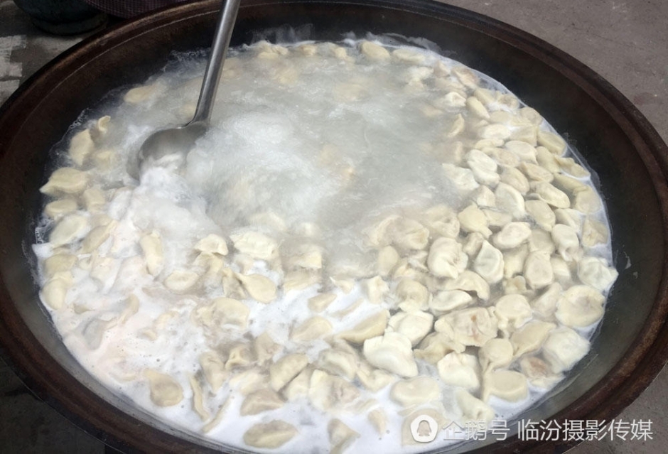 一个厨师三个端盘子 一下午做席挣了1500元