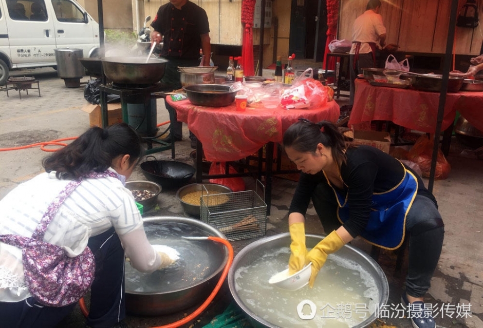 一个厨师三个端盘子 一下午做席挣了1500元