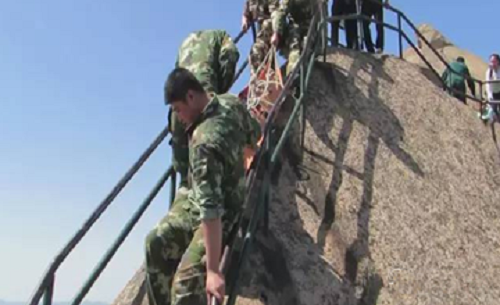 丹东凤凰山顶游客突发心梗！消防抗担架跪爬前行