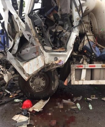 今晨，四港联动大道一罐车追尾一货车，罐车驾驶员当场身亡