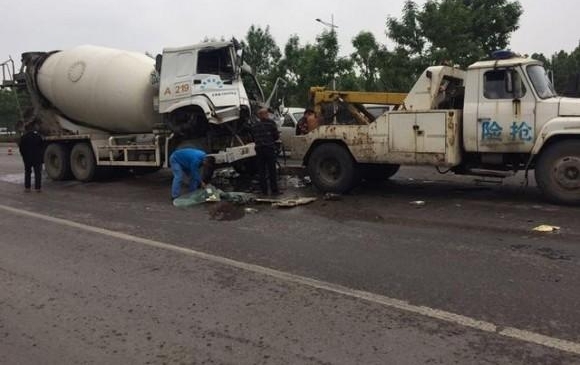 今晨，四港联动大道一罐车追尾一货车，罐车驾驶员当场身亡