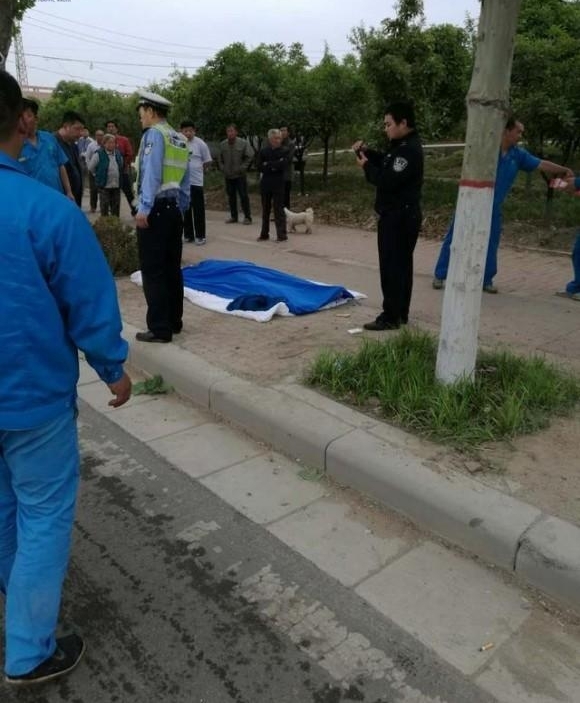 今晨，四港联动大道一罐车追尾一货车，罐车驾驶员当场身亡