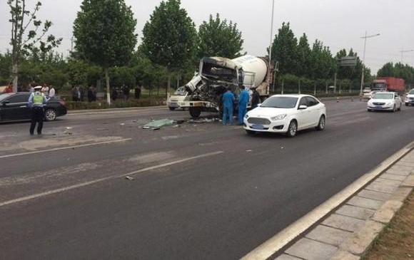 今晨，四港联动大道一罐车追尾一货车，罐车驾驶员当场身亡