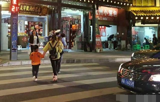 遵义交警帮游客抱孩子过马路 路人晒照直呼暖心