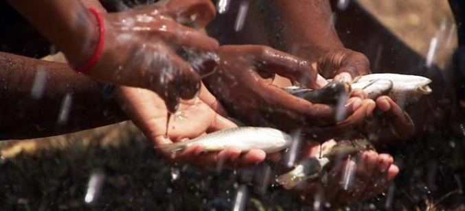 小镇暴雨过后，居民拿麻包赶来，环卫工人却面如土色
