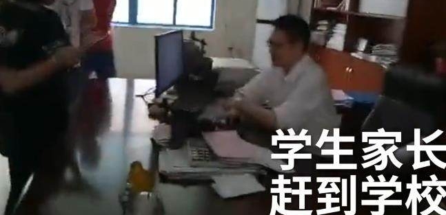 小女孩被老师拽头发拖行：老师撒谎是自己女儿，校方为声誉更荒唐