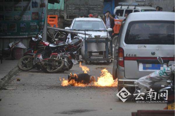 男子将燃烧的液化气罐扔路上 专家：若爆炸可毁两层楼