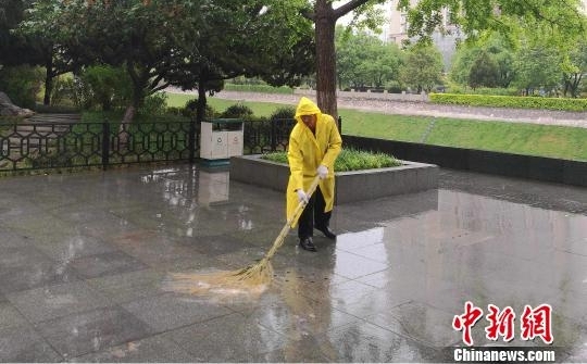 西安气温突“变脸” 民众出行“乱穿衣”