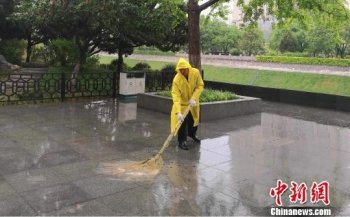 西安气温突“变脸” 民众出行“乱穿衣”