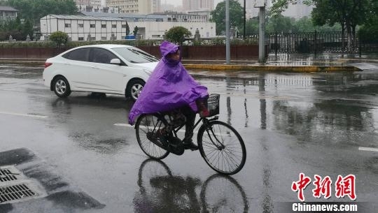 西安气温突“变脸” 民众出行“乱穿衣”