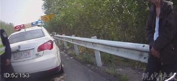 迷路老人推车上高速 民警赶来将他带走