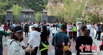 “五一”期间河北保定景点游客“爆棚”受考验