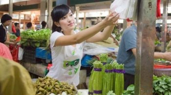 在菜市场遇见一位美女摊主，不由自主的上前买了点菜