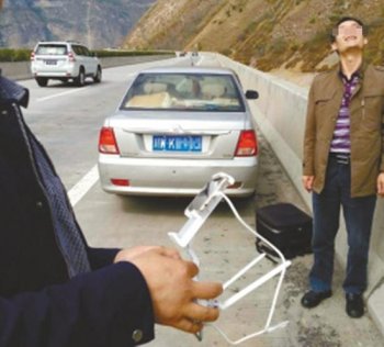 两男子高速应急道上占道玩无人机 被扣6分罚两百