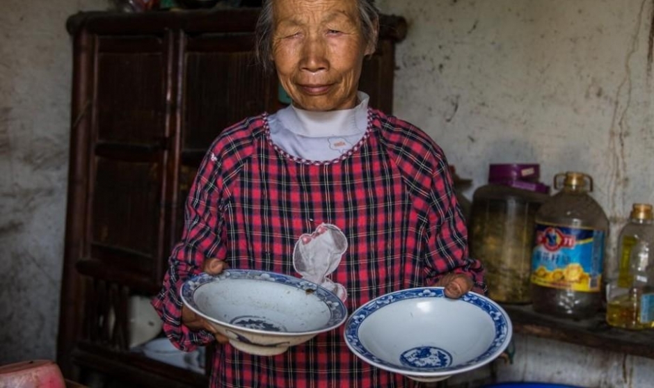 精神病男子一天吃四斤米 母亲为挣米钱摔骨折