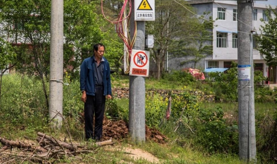 精神病男子一天吃四斤米 母亲为挣米钱摔骨折