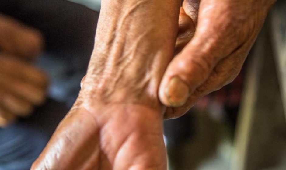 精神病男子一天吃四斤米 母亲为挣米钱摔骨折