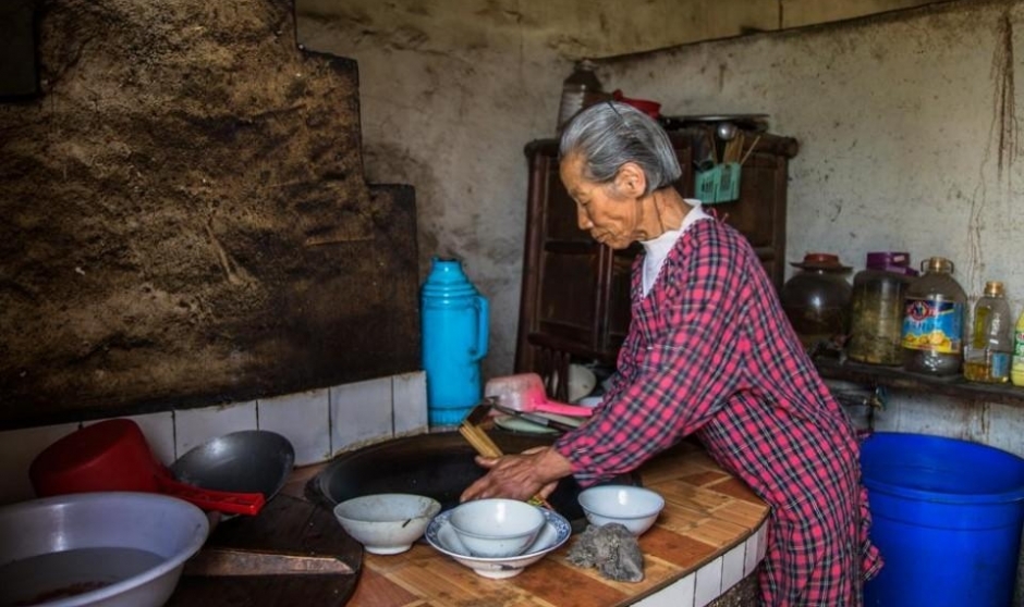 精神病男子一天吃四斤米 母亲为挣米钱摔骨折