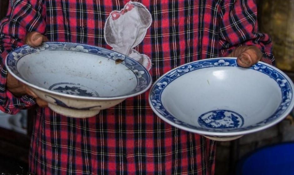 精神病男子一天吃四斤米 母亲为挣米钱摔骨折