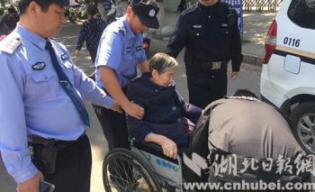 鄂州耄耋老人闹市摔倒无人敢扶 警方果断“伸手”