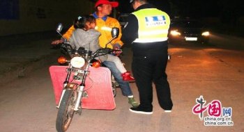 常德石门： 醉酒骑车载小孩  交警及时排险情