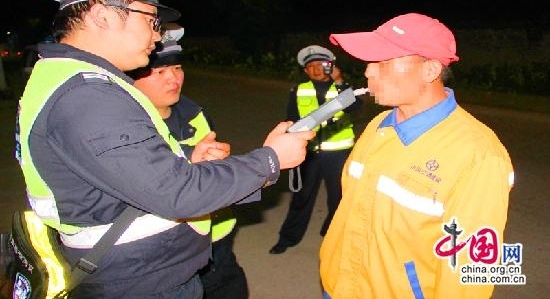 常德石门： 醉酒骑车载小孩  交警及时排险情