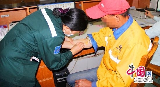 常德石门： 醉酒骑车载小孩  交警及时排险情