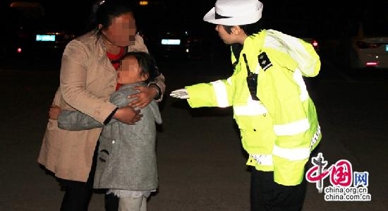 常德石门： 醉酒骑车载小孩  交警及时排险情