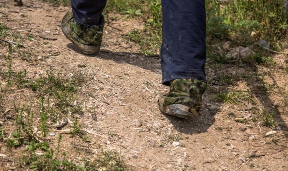 精神病男子一天吃四斤米 母亲为挣米钱摔骨折