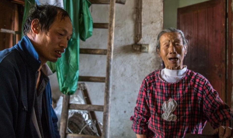 精神病男子一天吃四斤米 母亲为挣米钱摔骨折