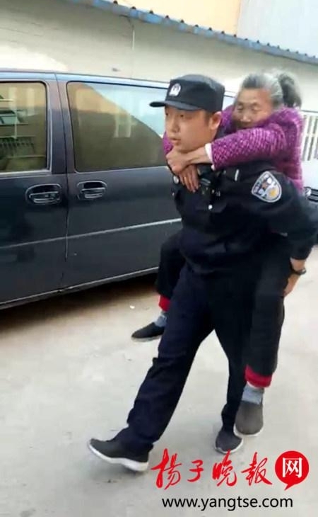 纠纷调解后老太腿软走不动了 好民警把九旬老人背回五楼家中