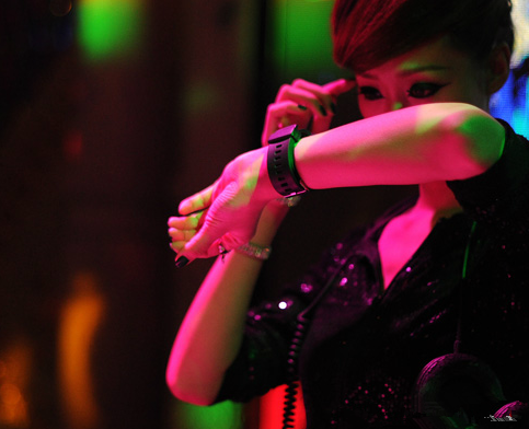 镜头下：在北京夜店讨生活的90后女大学生